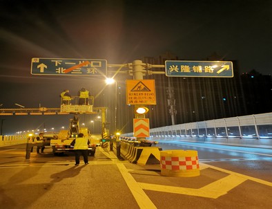 江西郑州市北三环彩虹桥交通标志牌安装现场